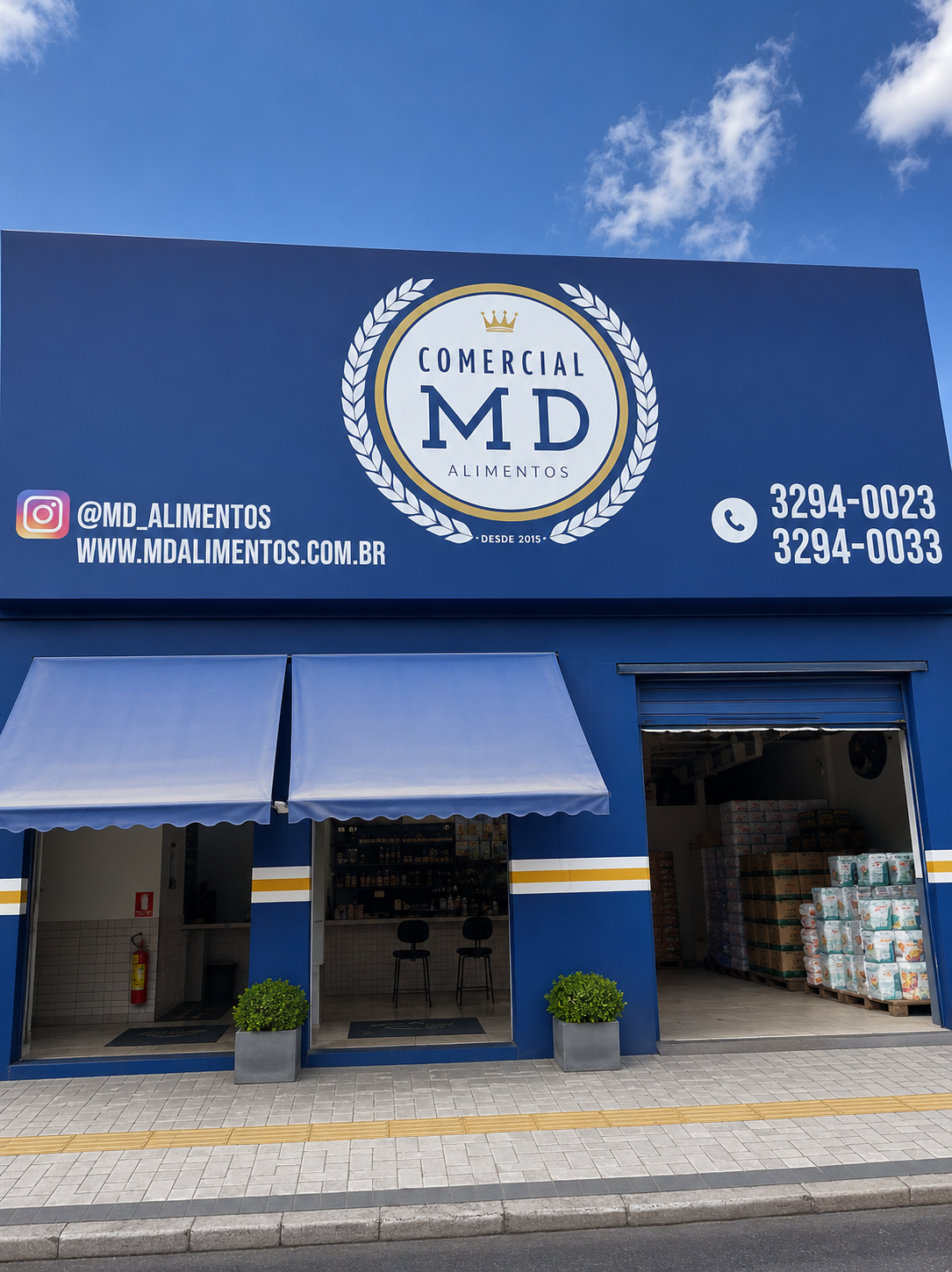 Fachada e interior da Comercial MD Alimentos em Goiânia, Setor Campinas — estabelecimento comercial com prateleiras organizadas, produtos empilhados, ambiente bem iluminado, equipe familiar atendendo cliente, fotografia profissional realista